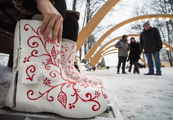 Валенки-грелки для ног появились в столичном парке "Сокольники"