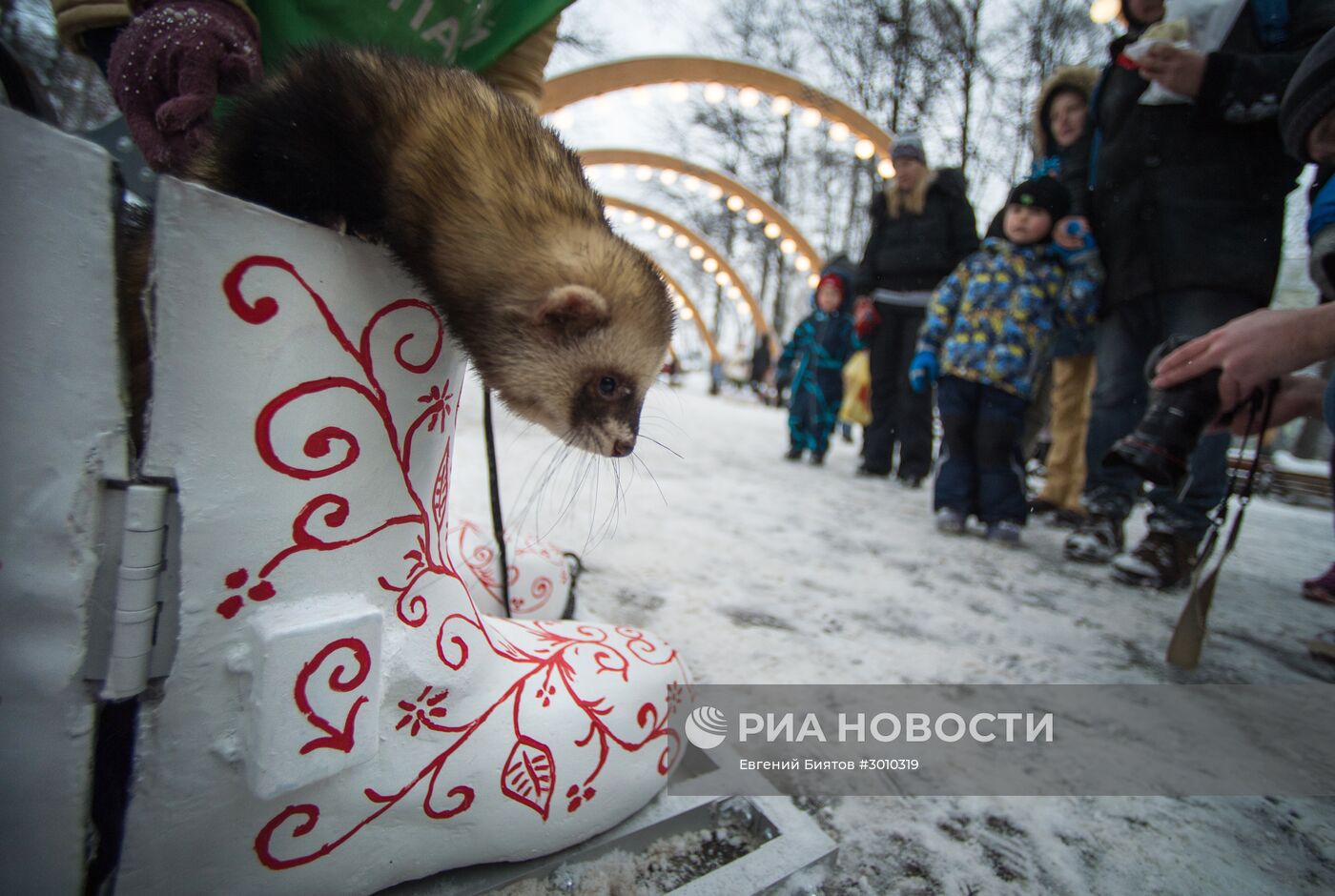 Валенки-грелки для ног появились в столичном парке "Сокольники"