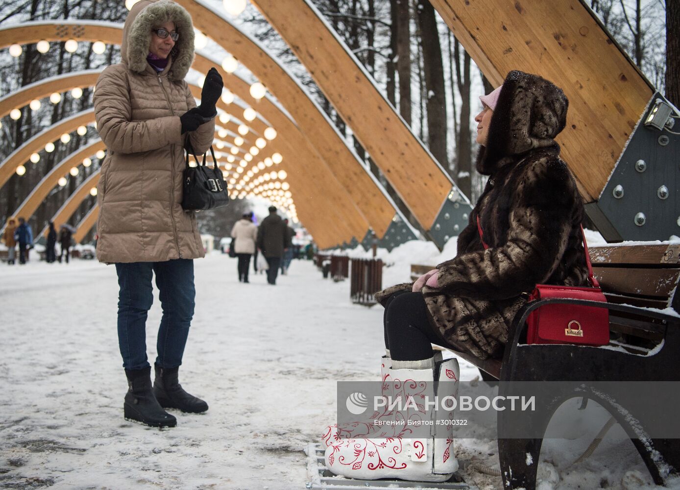 Валенки-грелки для ног появились в столичном парке "Сокольники"