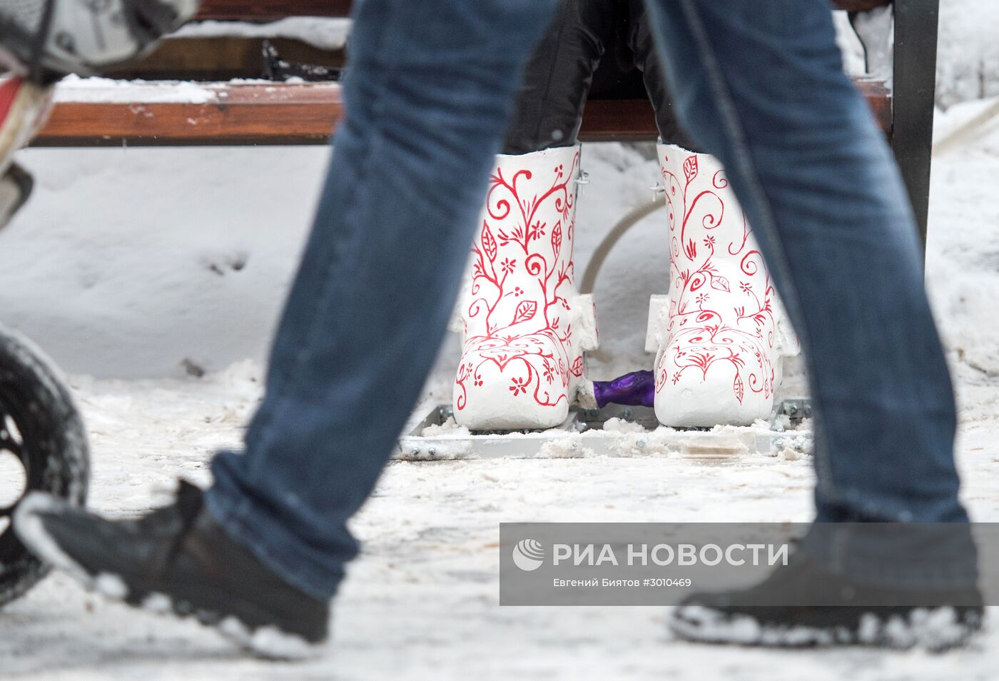 Валенки-грелки для ног появились в столичном парке "Сокольники"