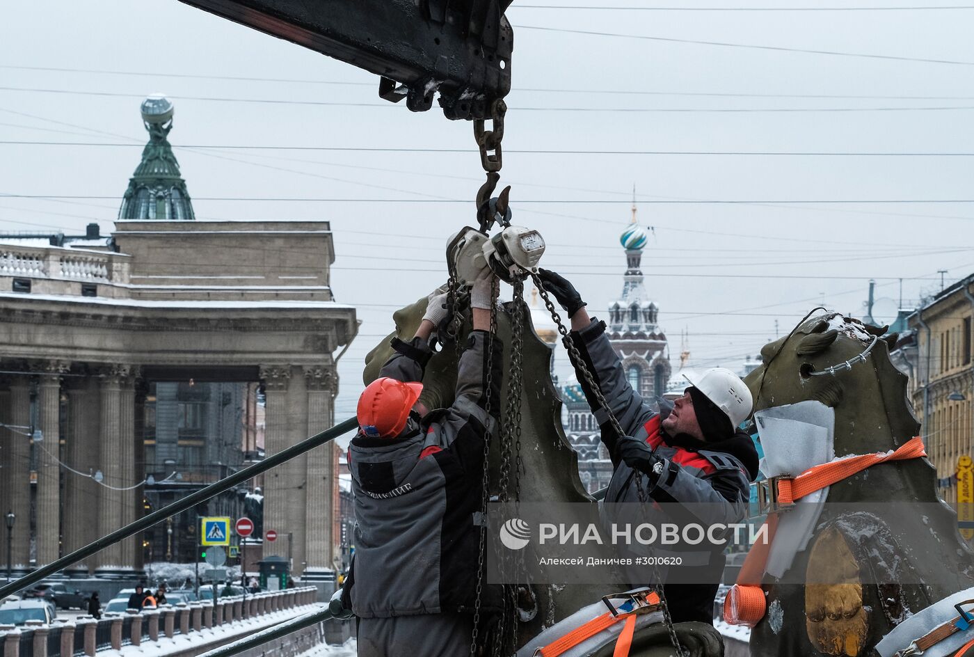 Демонтаж грифонов с Банковского моста в Санкт-Петербурге