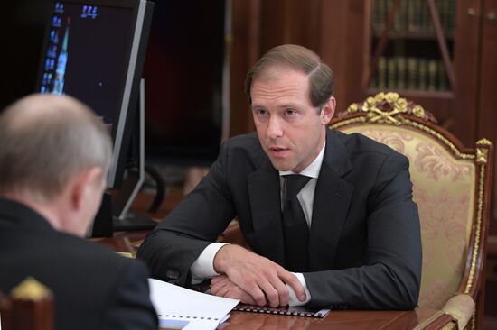 Президент РФ В. Путин встретился с министром промышленности и торговли РФ Д. Мантуровым