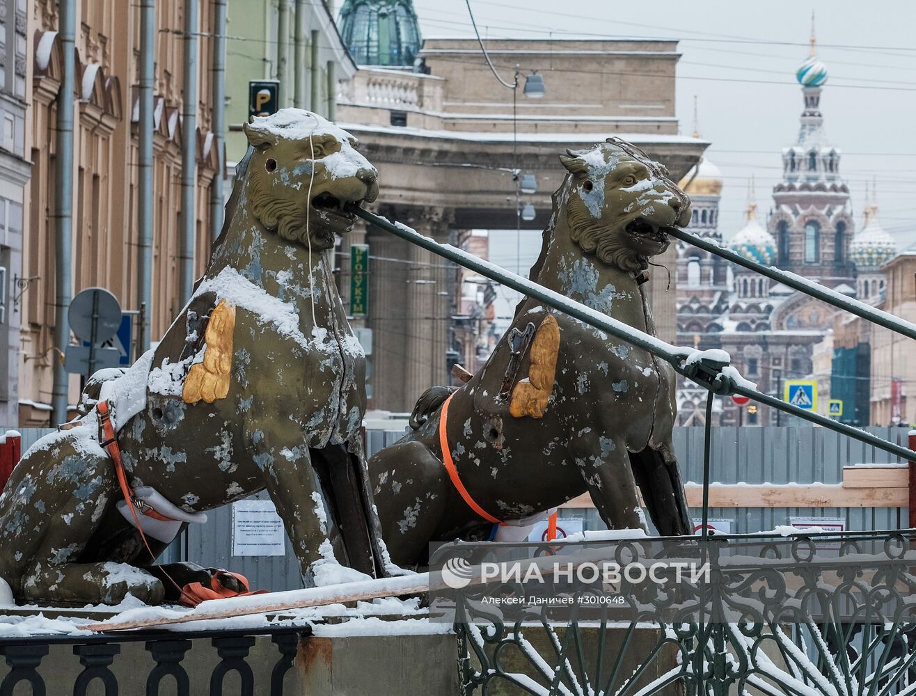 Демонтаж грифонов с Банковского моста в Санкт-Петербурге