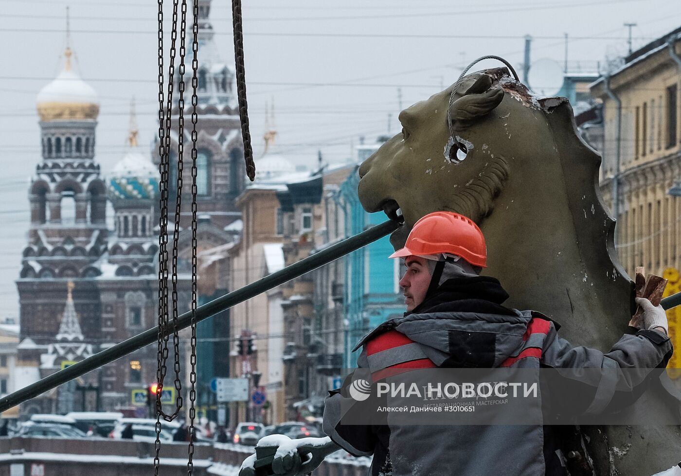 Демонтаж грифонов с Банковского моста в Санкт-Петербурге