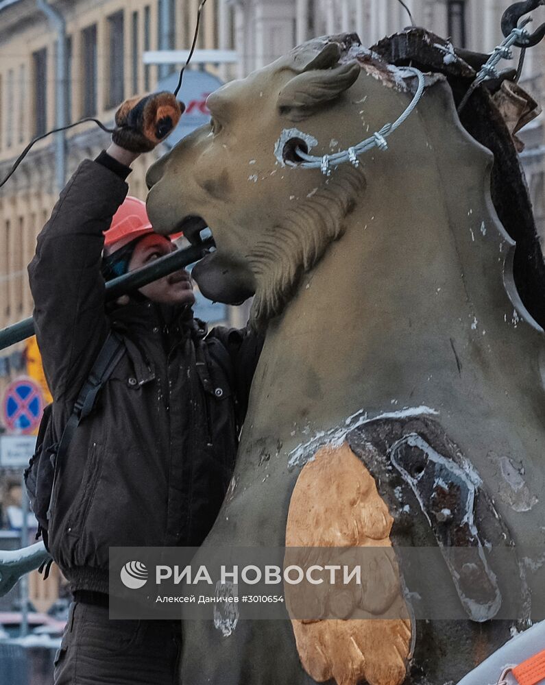 Демонтаж грифонов с Банковского моста в Санкт-Петербурге