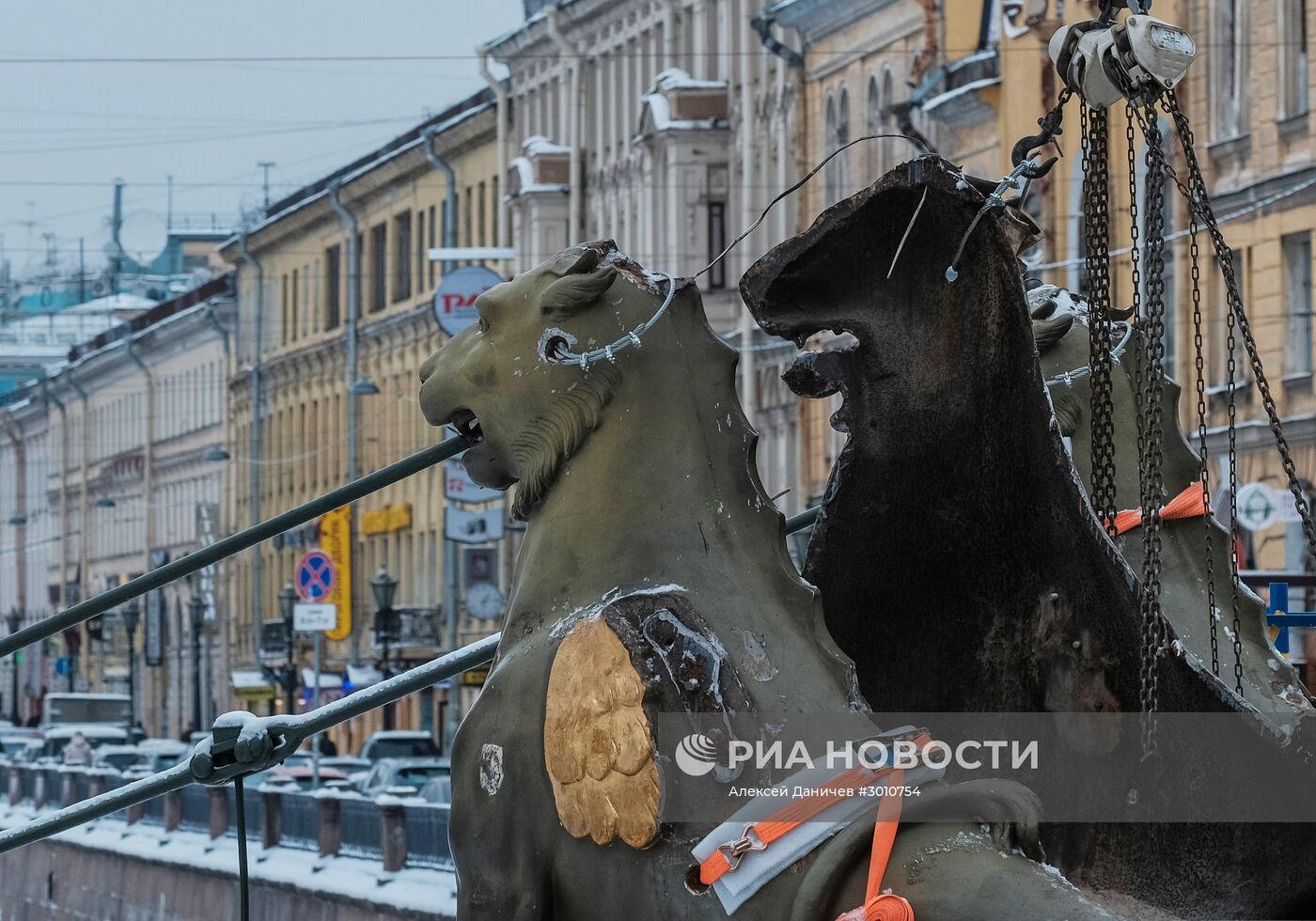 Демонтаж грифонов с Банковского моста в Санкт-Петербурге