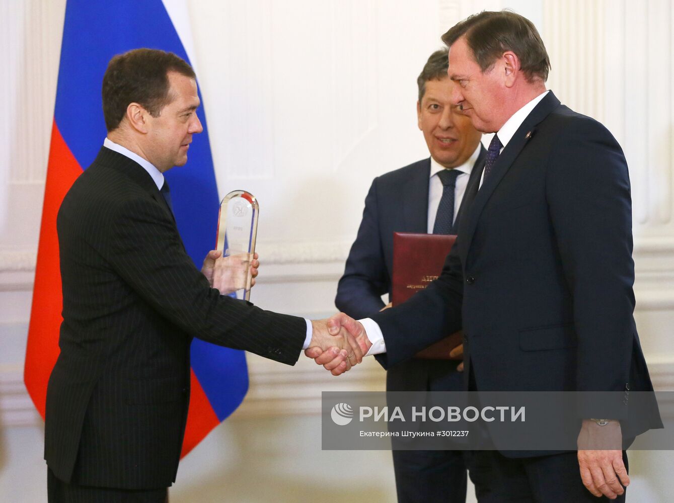 Премьер-министр РФ Д. Медведев вручил премии правительства РФ 2016 года в области качества