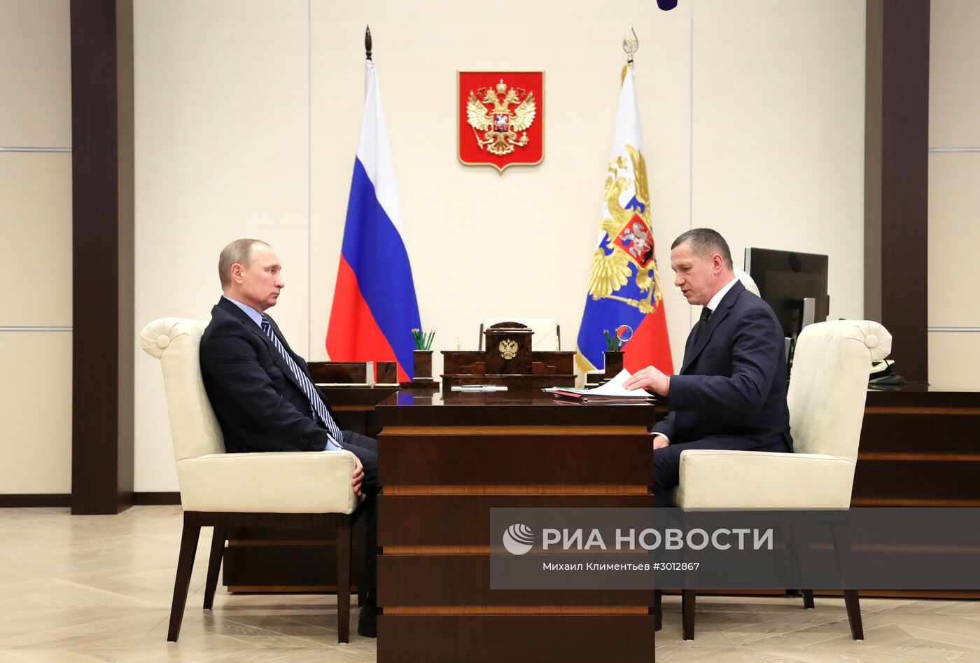 Президент РФ В. Путин встретился с полпредом в ДФО Ю. Трутневым