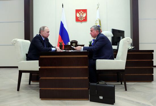 Президент РФ В. Путин встретился с главой НК "Роснефть" И. Сечиным