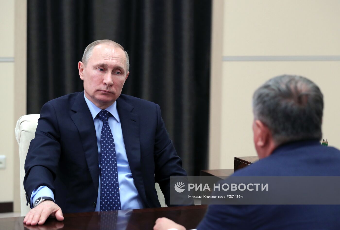 Президент РФ В. Путин встретился с главой НК "Роснефть" И. Сечиным