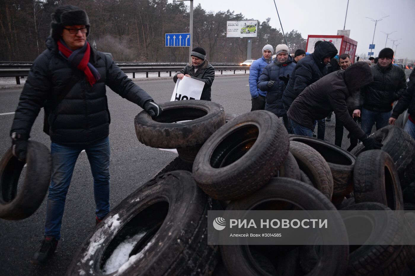 Украинские автомобилисты блокируют въезды в Киев