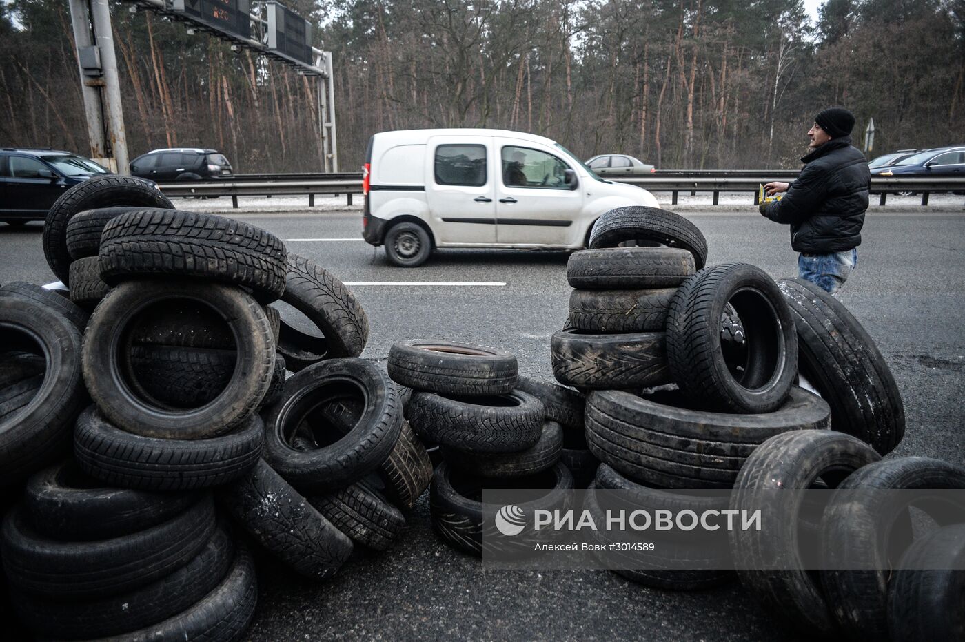 Украинские автомобилисты блокируют въезды в Киев