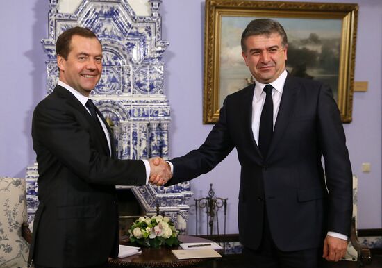 Премьер-министр РФ Д. Медведев встретился с премьер-министром Армении К. Карапетяном