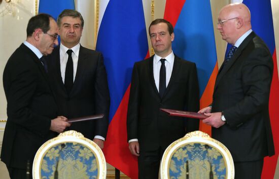 Премьер-министр РФ Д. Медведев встретился с премьер-министром Армении К. Карапетяном