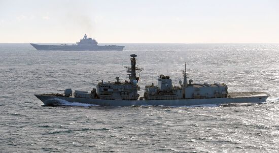 Британские ВМС и ВВС сопровождают российские корабли "Адмирал Кузнецов" и "Петр Великий"