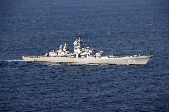 Британские ВМС и ВВС сопровождают российские корабли "Адмирал Кузнецов" и "Петр Великий"