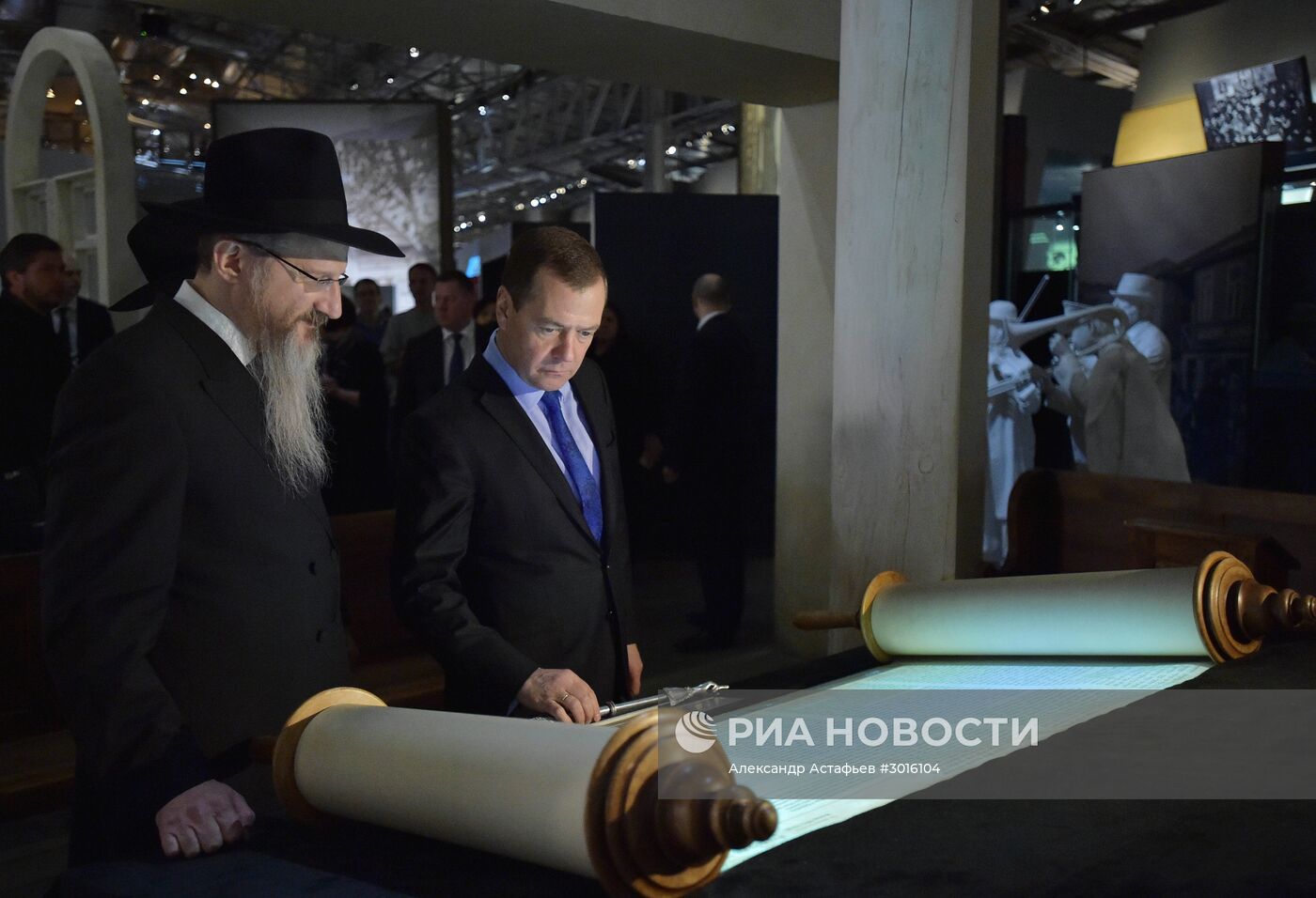 Премьер-министр РФ Д. Медведев посетил Еврейский музей и центр толерантности