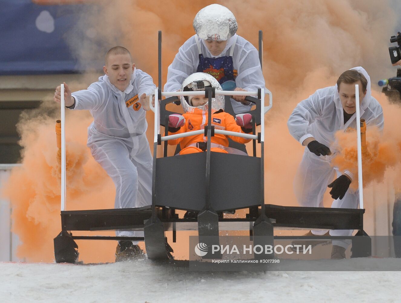 Гонки на самодельных санях на Воробьевых горах