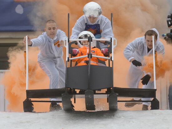 Гонки на самодельных санях на Воробьевых горах