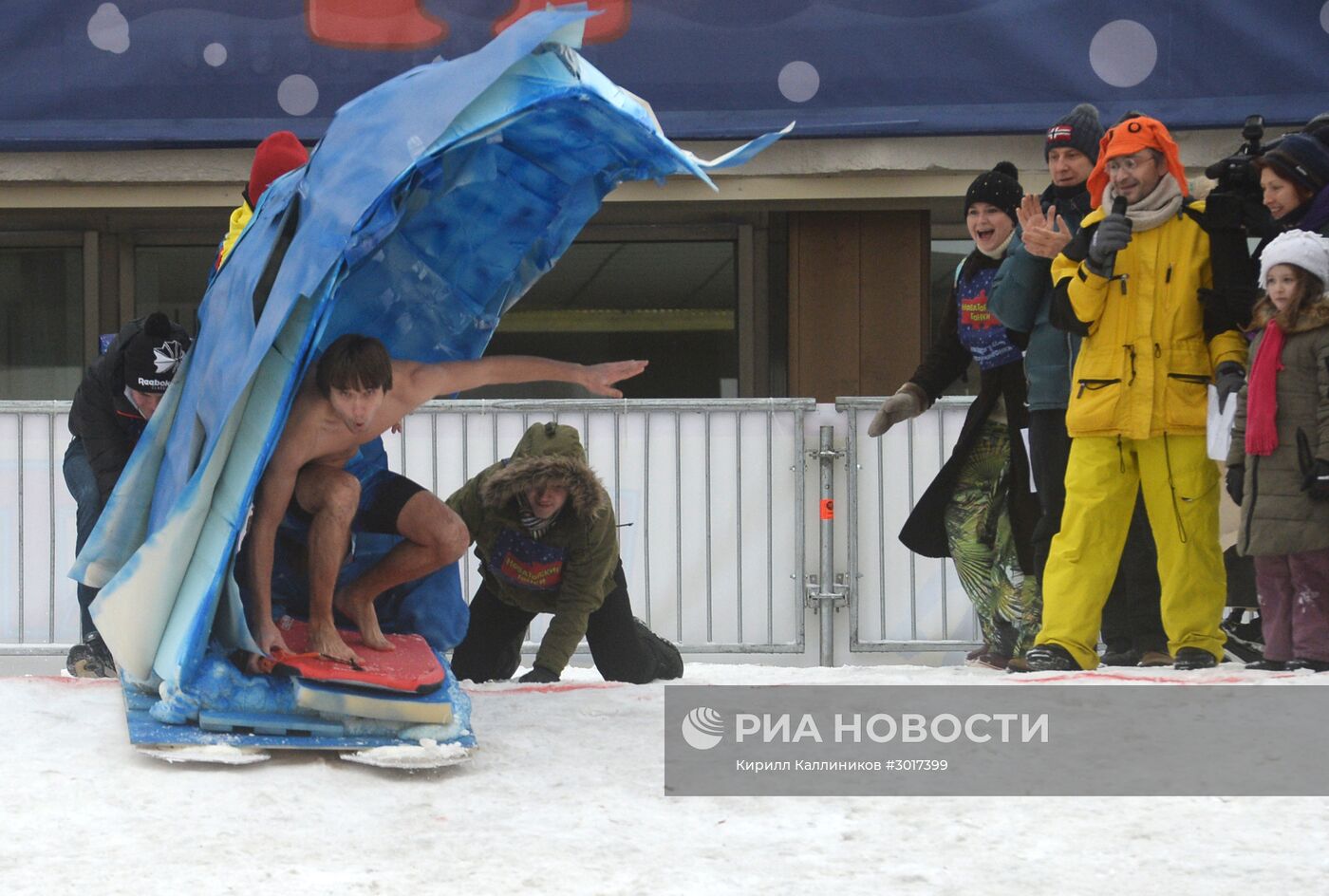 Гонки на самодельных санях на Воробьевых горах