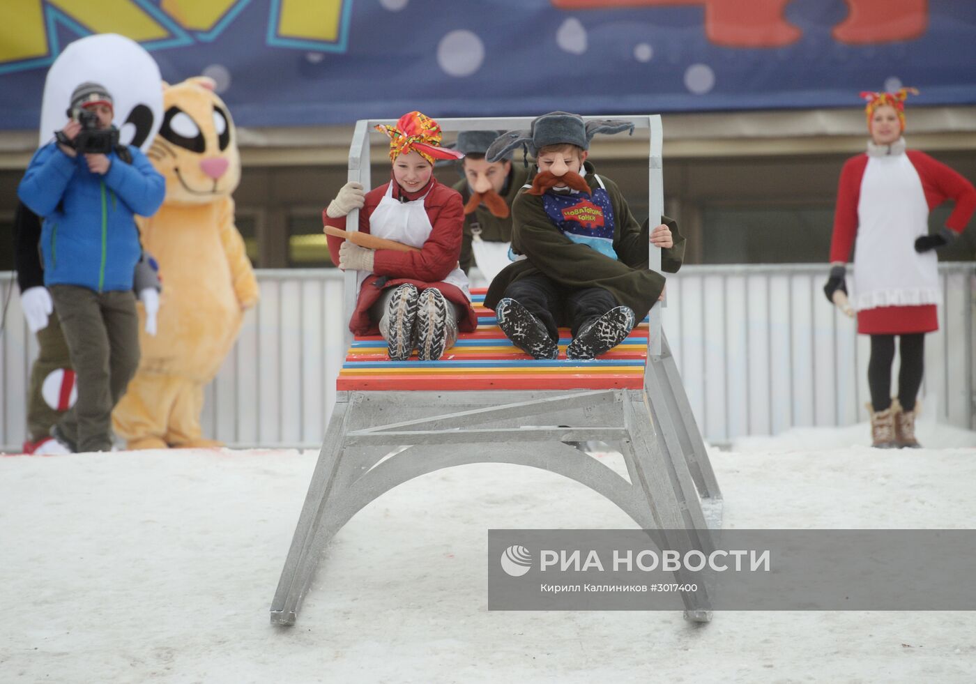 Гонки на самодельных санях на Воробьевых горах