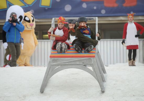 Гонки на самодельных санях на Воробьевых горах