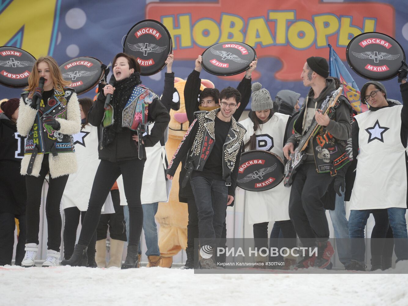 Гонки на самодельных санях на Воробьевых горах