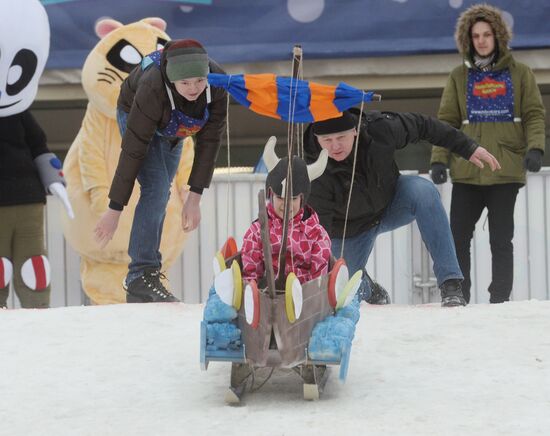 Гонки на самодельных санях на Воробьевых горах