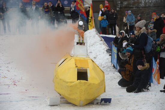 Гонки на самодельных санях на Воробьевых горах