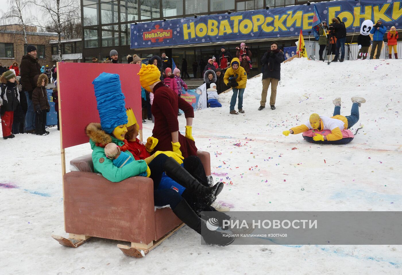 Гонки на самодельных санях на Воробьевых горах