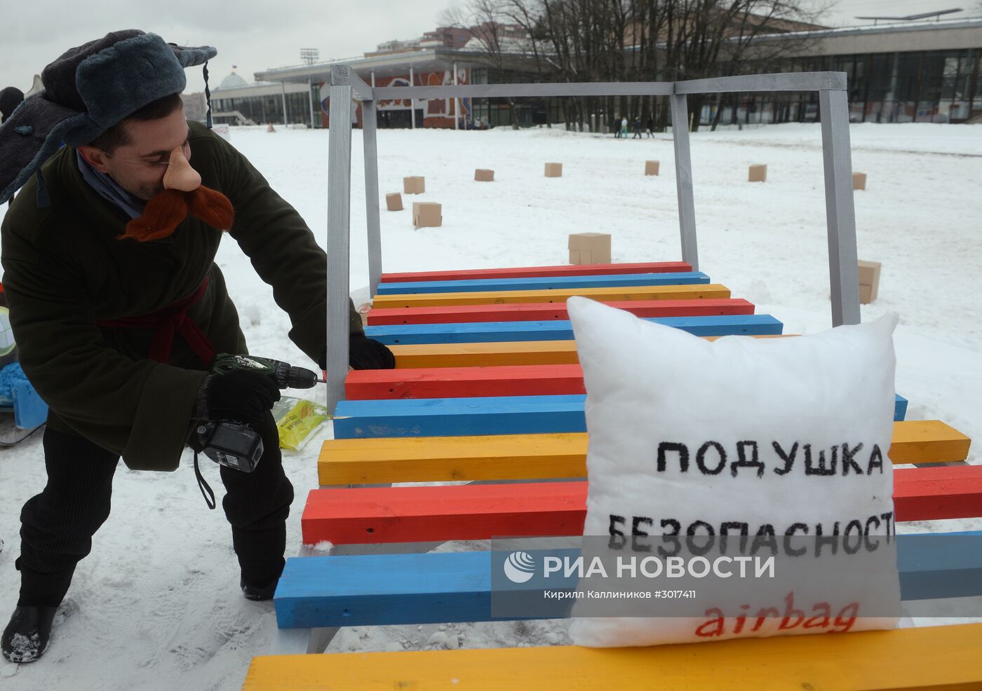 Гонки на самодельных санях на Воробьевых горах