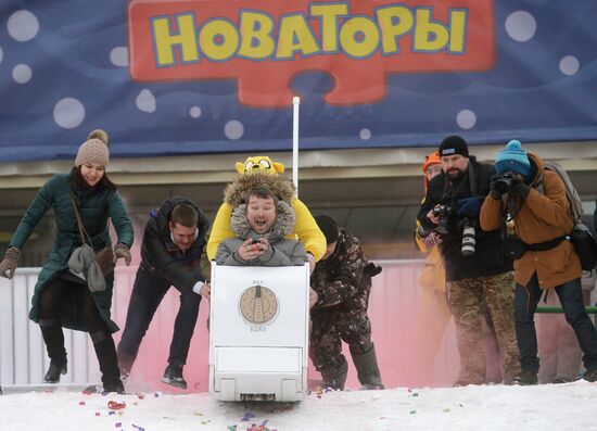 Гонки на самодельных санях на Воробьевых горах