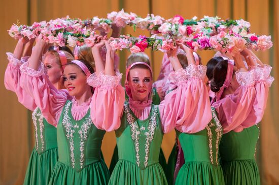 Концерт ансамбля "Березка" имени Н.С.Надеждиной