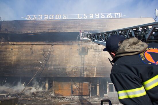 В Тбилиси сгорело здание "Детского мира"