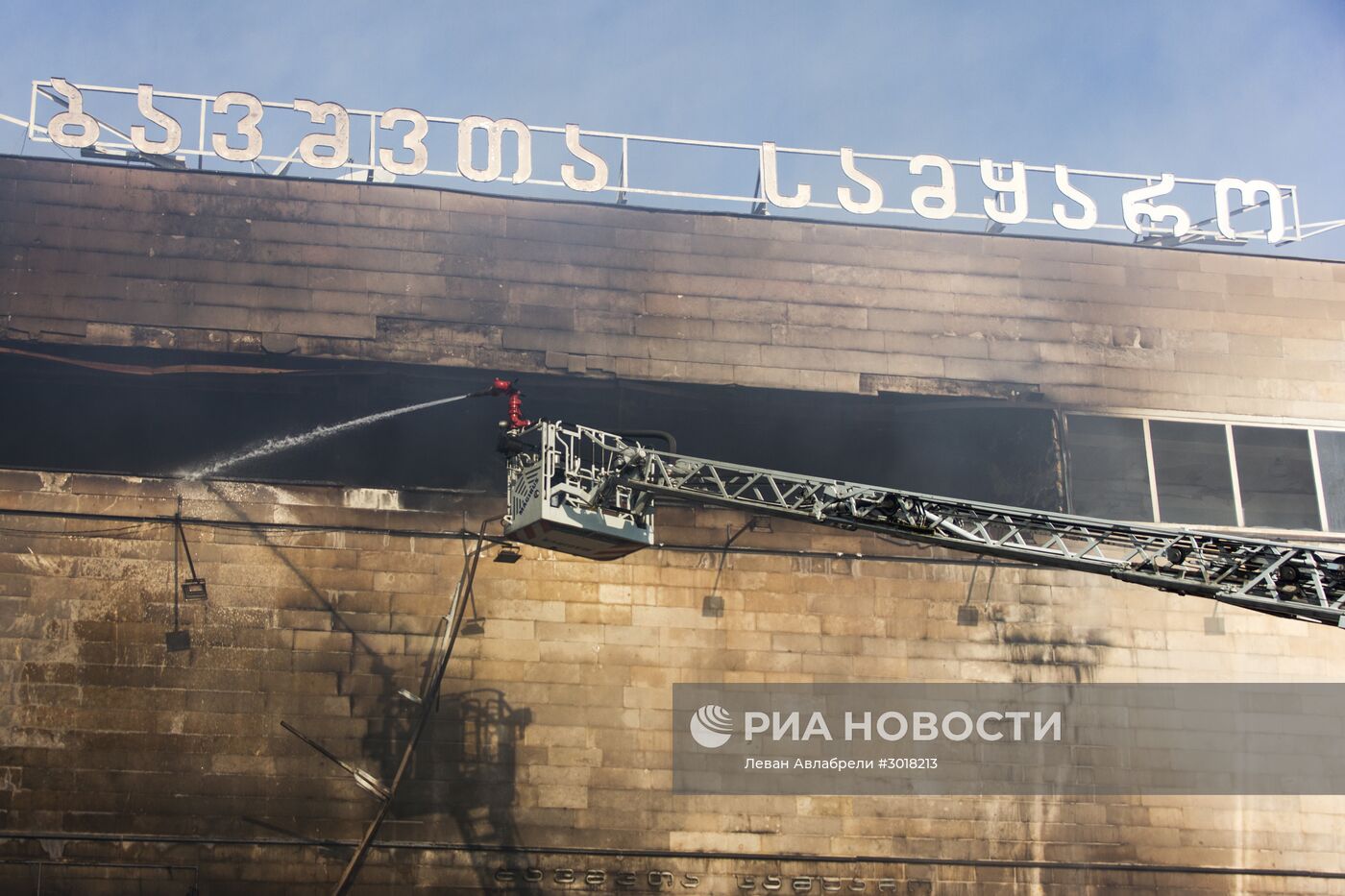 В Тбилиси сгорело здание "Детского мира"