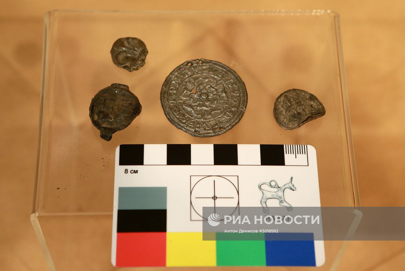 Показ медальона XVI века, найденного во время археологических работ в парке "Зарядье"