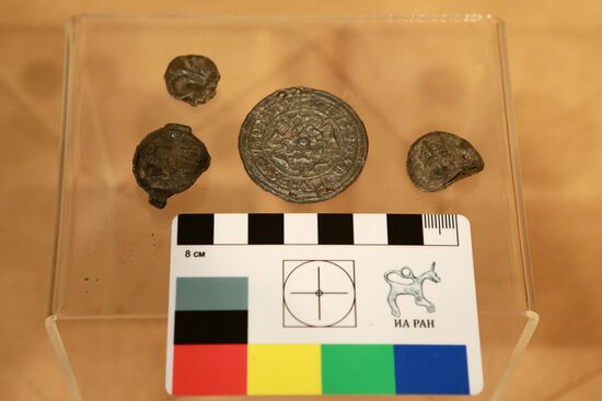 Показ медальона XVI века, найденного во время археологических работ в парке "Зарядье"