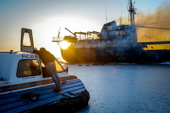 Судно "Yeruslan" горит у берегов Владивостока в акватории Амурского залива
