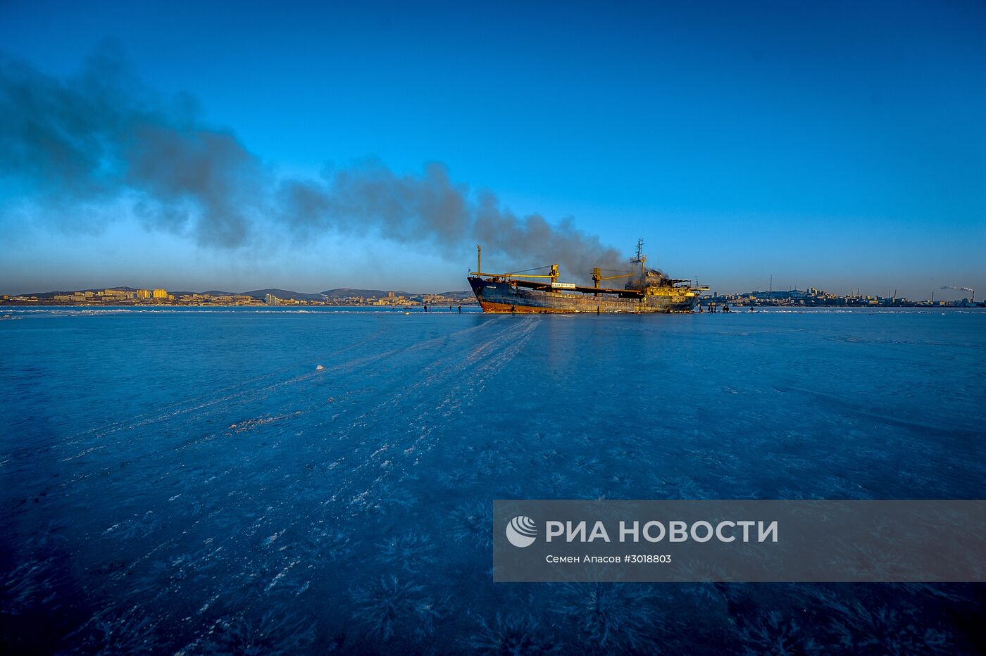 Судно "Yeruslan" горит у берегов Владивостока в акватории Амурского залива