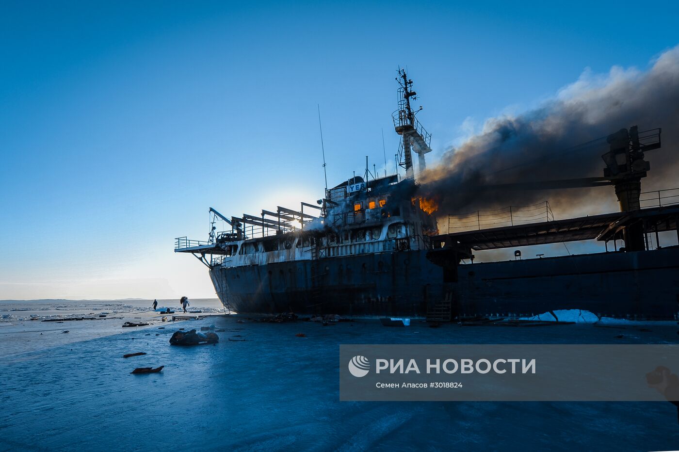 Судно "Yeruslan" горит у берегов Владивостока в акватории Амурского залива