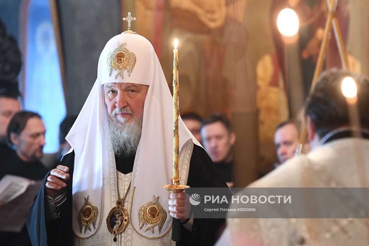 Патриарх Кирилл в память о погибших в крушении самолета Ту-154 совершил заупокойное богослужение в Новоспасском монастыре