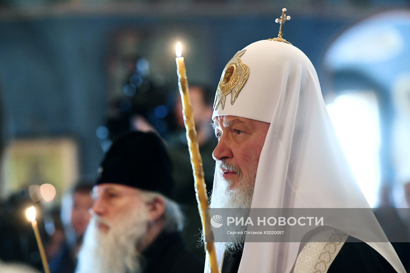 Патриарх Кирилл в память о погибших в крушении самолета Ту-154 совершил заупокойное богослужение в Новоспасском монастыре