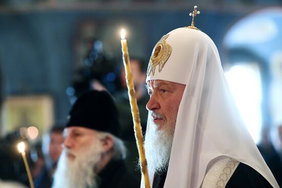 Патриарх Кирилл в память о погибших в крушении самолета Ту-154 совершил заупокойное богослужение в Новоспасском монастыре