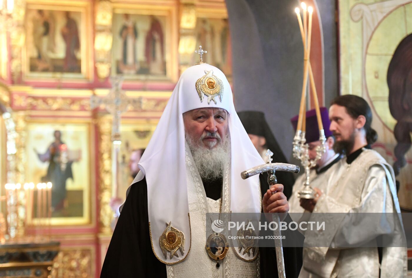 Патриарх Кирилл в память о погибших в крушении самолета Ту-154 совершил заупокойное богослужение в Новоспасском монастыре