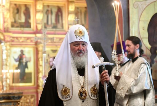 Патриарх Кирилл в память о погибших в крушении самолета Ту-154 совершил заупокойное богослужение в Новоспасском монастыре