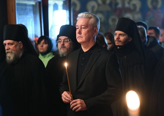 Патриарх Кирилл в память о погибших в крушении самолета Ту-154 совершил заупокойное богослужение в Новоспасском монастыре