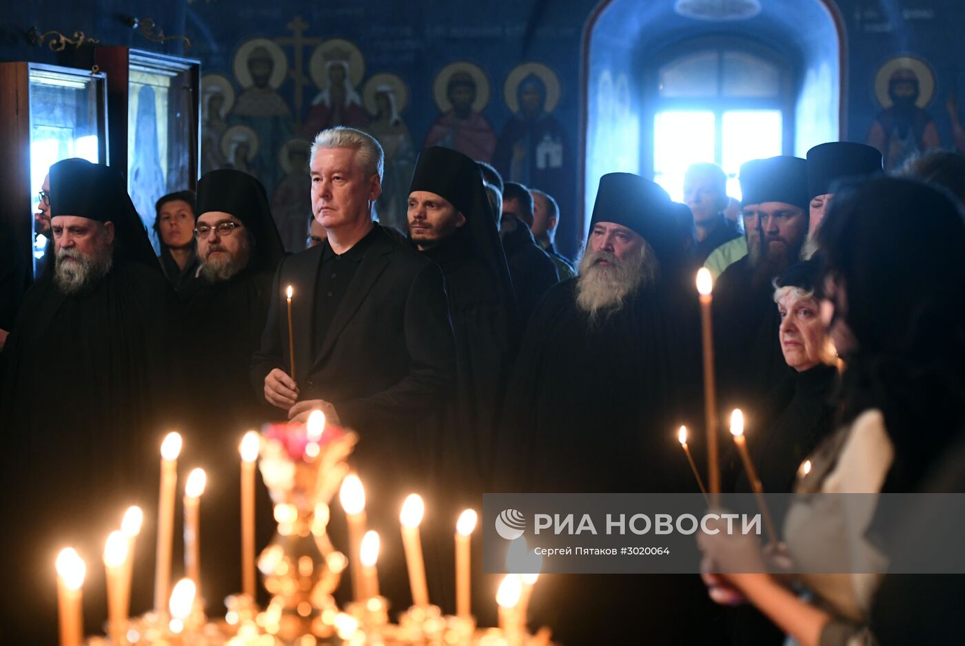 Патриарх Кирилл в память о погибших в крушении самолета Ту-154 совершил заупокойное богослужение в Новоспасском монастыре