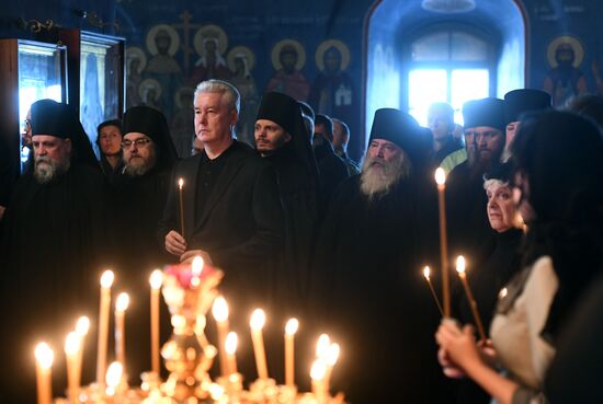 Патриарх Кирилл в память о погибших в крушении самолета Ту-154 совершил заупокойное богослужение в Новоспасском монастыре