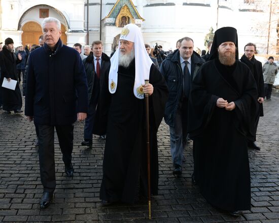Патриарх Кирилл в память о погибших в крушении самолета Ту-154 совершил заупокойное богослужение в Новоспасском монастыре