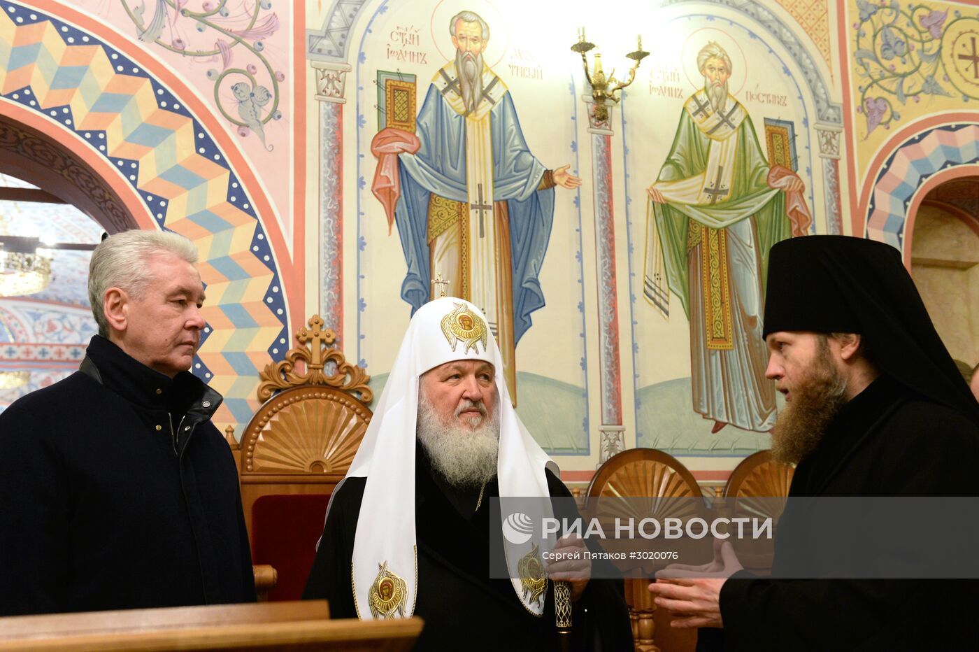 Патриарх Кирилл в память о погибших в крушении самолета Ту-154 совершил заупокойное богослужение в Новоспасском монастыре